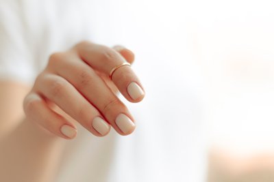 Butter yellow en soap nails zijn de nageltrends van nu