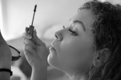 Gekleurde mascara is terug, en blauw wint dit keer